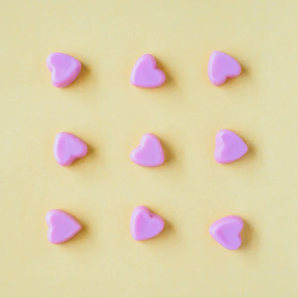 Sevgililer Günü Geçmişi Sarı Arka Planda Kalp Şeklinde Şekerler — Stok fotoğraf
