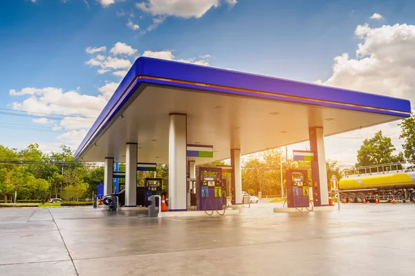 Benzinestation Met Wolken Lucht Zonlicht — Stockfoto