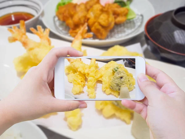 Tomar Fotos Camarones Tempura Plato Blanco Con Teléfono Inteligente —  Fotos de Stock