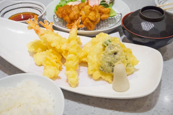Deliciosos Camarones Tempura Plato Blanco Cocina Japonesa —  Fotos de Stock