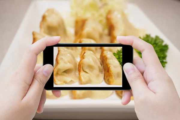 Tomar Una Foto Albóndigas Gyoza Con Teléfono Inteligente —  Fotos de Stock