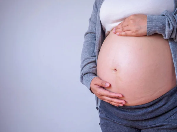 Mulher Grávida Tocando Sua Barriga Perto — Fotografia de Stock