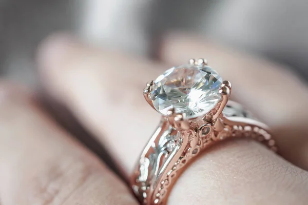 Kvinna Hand Med Smycken Diamant Ring Fingret — Stockfoto