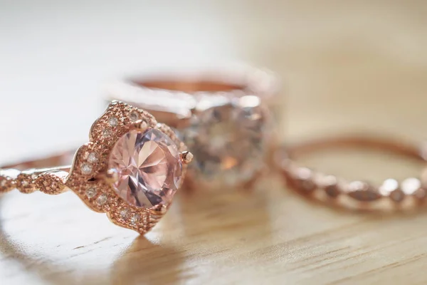 Joyería Anillos Zafiro Rosa Sobre Fondo Madera — Foto de Stock