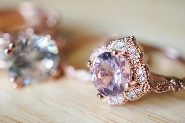 Κοσμήματα Ροζ Ζαφείρι Δαχτυλίδια Φόντο Ξύλο — Φωτογραφία Αρχείου