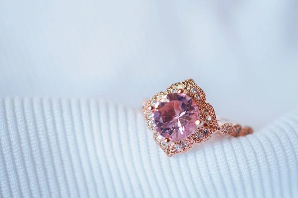 Šperky Luxusní Růžové Zlato Safír Drahokam Prsten Bílém Textilním Pozadí — Stock fotografie