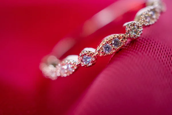 Kırmızı Kumaş Arkaplanda Safir Değerli Taşlı Lüks Pembe Mücevher Yüzüğü — Stok fotoğraf