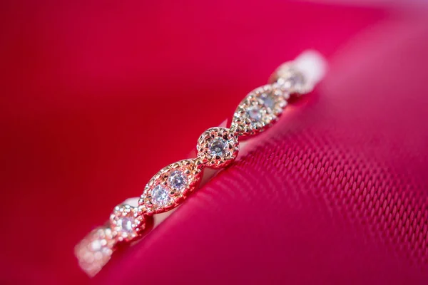 Sieraden Luxe Roze Gouden Ring Met Saffier Edelsteen Rode Stof — Stockfoto