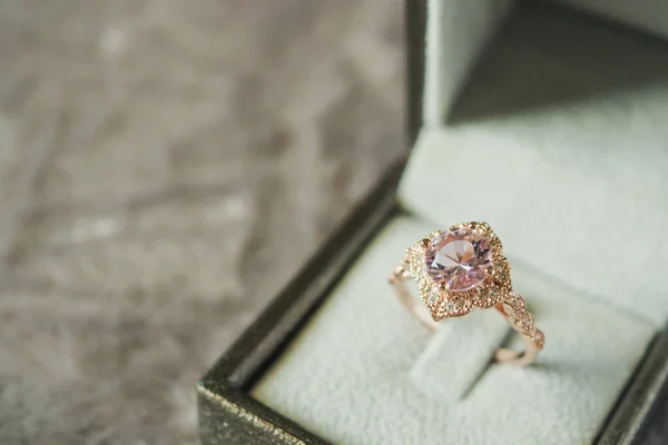 Luxusní Vinobraní Růžový Diamantový Prsten Šperky Dárkové Krabice — Stock fotografie