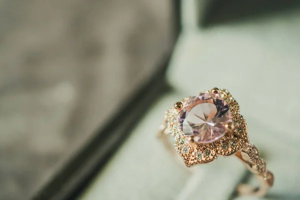 Πολυτελές Ρετρό Ροζ Διαμαντένιο Δαχτυλίδι Κουτί Δώρου Κοσμήματα — Φωτογραφία Αρχείου