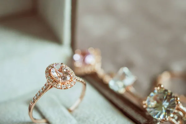 ジュエリーボックスヴィンテージスタイルの高級ダイヤモンドリング — ストック写真