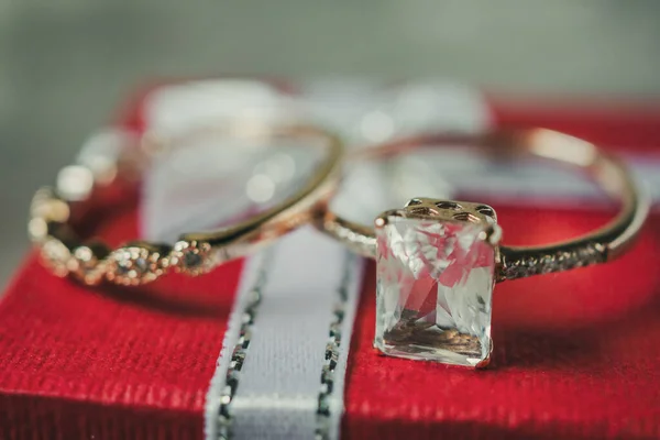 Šperky Růžový Diamantový Prsten Červené Dárkové Krabici — Stock fotografie