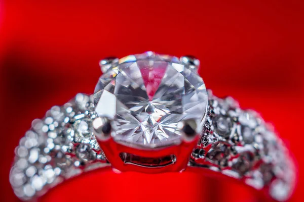 Pierścionek Zaręczynowy Diament Pudełku Czerwonej Biżuterii — Zdjęcie stockowe