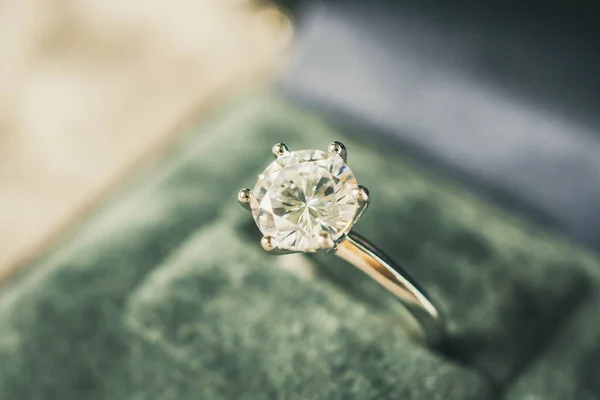 Lyx Engagemang Diamond Ring Smycken Presentförpackning — Stockfoto