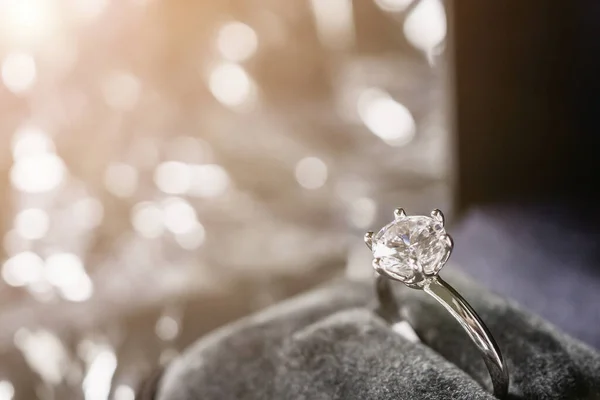 Lyx Engagemang Diamond Ring Smycken Presentförpackning Med Bokeh Ljus Bakgrund — Stockfoto