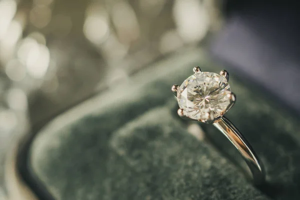 Anillo Diamantes Compromiso Lujo Joyero Con Fondo Luz Bokeh — Foto de Stock