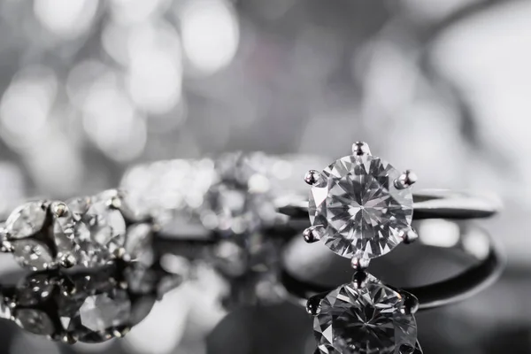 Luxo Jóias Anéis Diamante Com Reflexão Sobre Fundo Preto — Fotografia de Stock