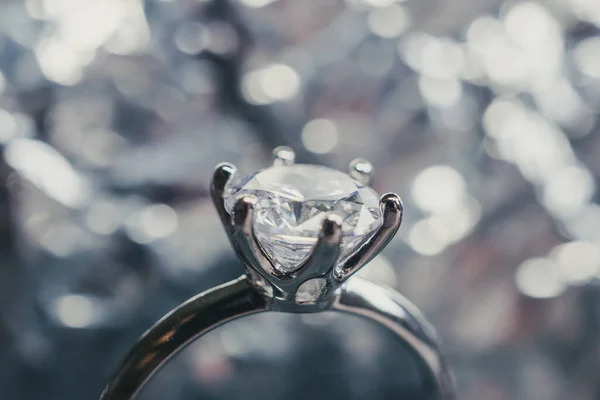 Luxusní Zásnuby Diamantový Prsten Abstraktním Bokeh Světlo Pozadí — Stock fotografie