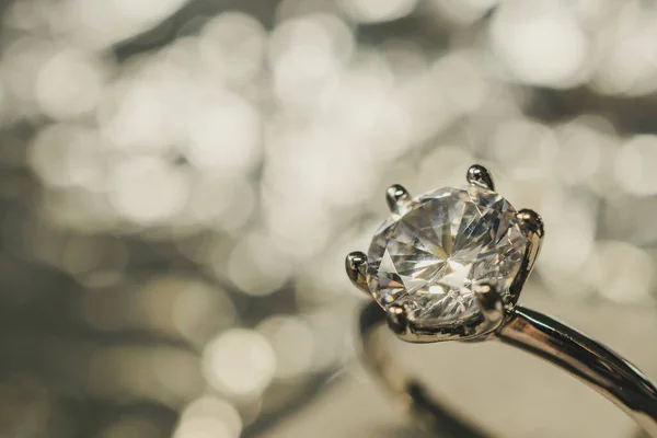Luxus Eljegyzés Diamond Gyűrű Elvont Bokeh Fény Háttér — Stock Fotó