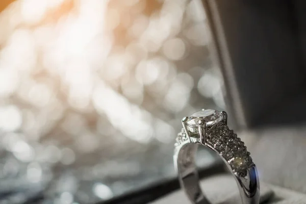 Luxus Eljegyzés Gyémánt Gyűrű Ékszer Doboz Bokeh Fény Háttér — Stock Fotó