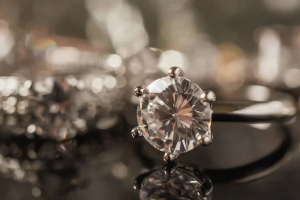 Luxusní Šperky Diamantové Prsteny Odrazem Černém Pozadí — Stock fotografie