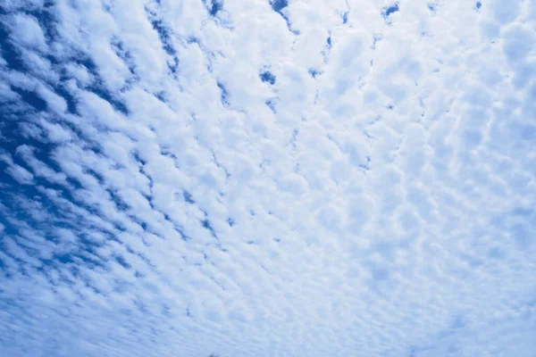 雲の性質を持つ青い空抽象的な背景 — ストック写真