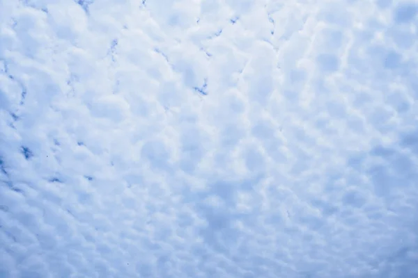 雲の抽象的なパターンを持つ空 — ストック写真