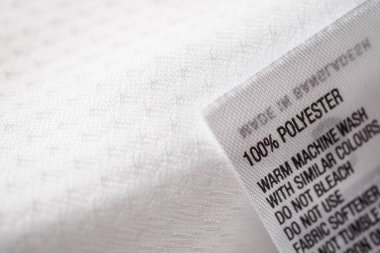 Çamaşır talimatlarıyla birlikte polyester kumaş giysi etiketi