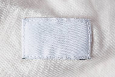 Pamuk gömlekte beyaz kuru temizleme kıyafetleri etiketi