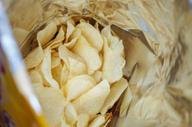 Patates cipsi açık büfede. Yakın çekim.