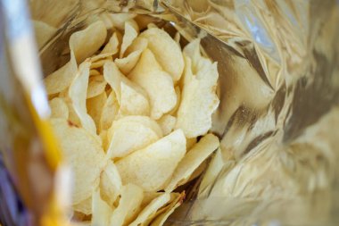 Patates cipsi açık büfede. Yakın çekim.