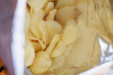 Patates cipsi açık büfede. Yakın çekim.