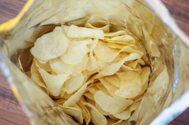 Patates cipsi açık büfede. Yakın çekim.