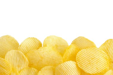 Patates cipsleri kırpma yolu ve telif alanı olan beyaz arkaplanda izole edildi