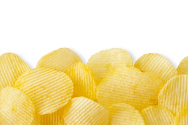 Patates cipsleri kırpma yolu ve telif alanı olan beyaz arkaplanda izole edildi