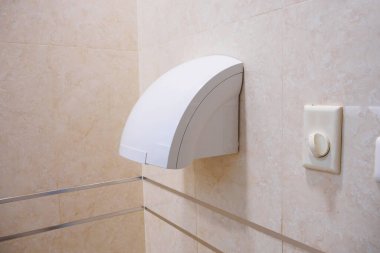 Umumi tuvalette otomatik banyo el kurutma makinesi.
