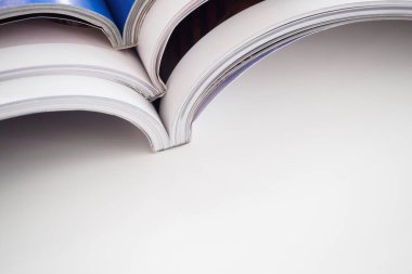 Oturma odasındaki beyaz masaya yığılmış dergiler yığını, kapatın.