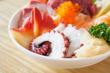 Sashimi Rice Bowl Chirashi Don Restorandaki ahşap masada Japon yemeği