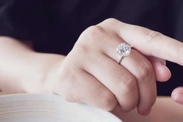 Anillo Diamantes Compromiso Primer Plano Dedo Mujer — Foto de Stock