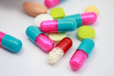 Beyaz arka planda izole edilmiş haplar