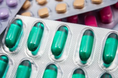 Kapsüller ve haplar su topladı, beyaz yakın plan çekimde izole edildi.