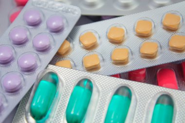 Kapsüller ve haplar su topladı, beyaz yakın plan çekimde izole edildi.