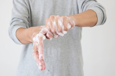 Erkek, COVID-19 Corona virüs önleme konsepti için sabunla ellerini yıkıyor.