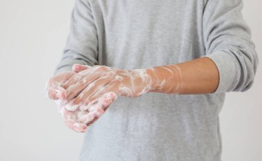 Erkek, COVID-19 Corona virüs önleme konsepti için sabunla ellerini yıkıyor.