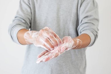 Erkek, COVID-19 Corona virüs önleme konsepti için sabunla ellerini yıkıyor.