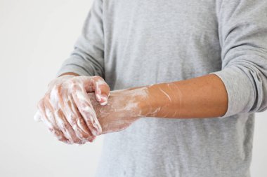 Erkek, COVID-19 Corona virüs önleme konsepti için sabunla ellerini yıkıyor.