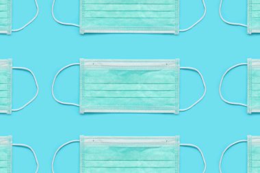 Mavi arka plan korumalı cerrahi yüz maskesi COVID-19 Coronavirus 'a karşı. Sağlık ve Tıp Konsepti