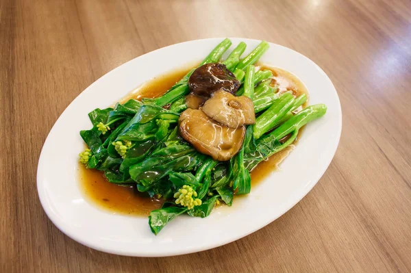 Brokoli Cina Goreng Dan Jamur Shiitake Dalam Saus Tiram — Stok Foto