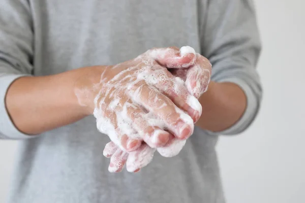 男性洗浄手石鹸用Covid 19コロナウイルス防止コンセプト — ストック写真
