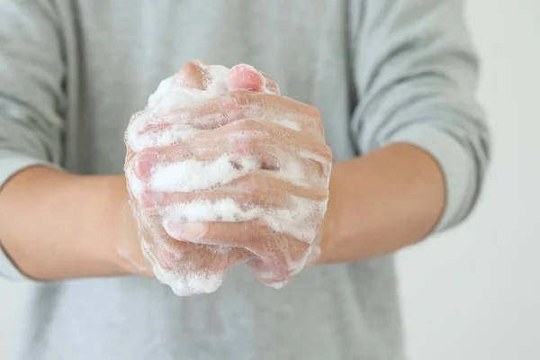 Man Handen Wassen Met Zeep Voor Covid Corona Virus Preventie — Stockfoto